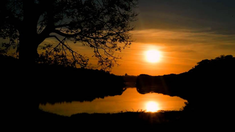 pôr do sol na represa